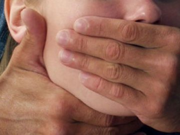 Чоловік ґвалтував 8-річну дочку дружини