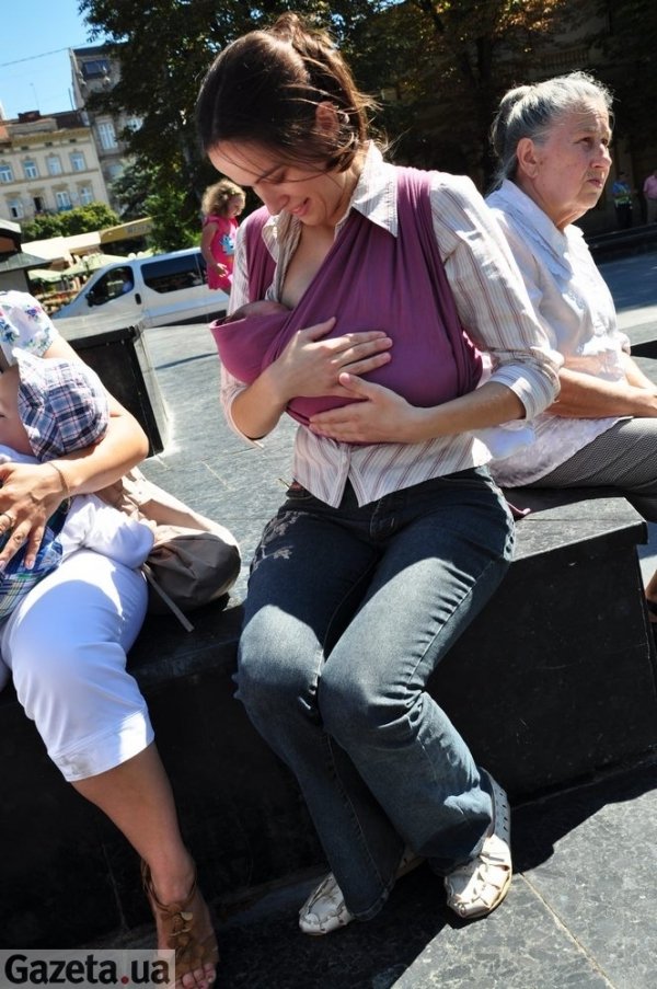 У Львові влаштували акцію масового годування дітей грудьми. ФОТО