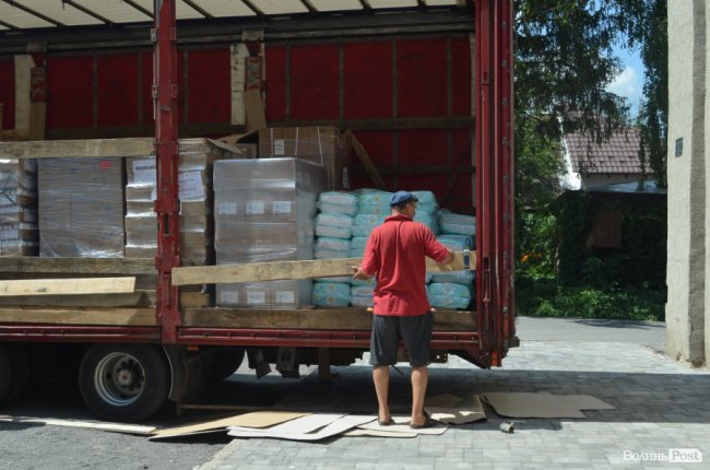 Вартість – понад 120 тисяч євро: до Луцька прибув вантаж з медикаментами для 31 лікарні України