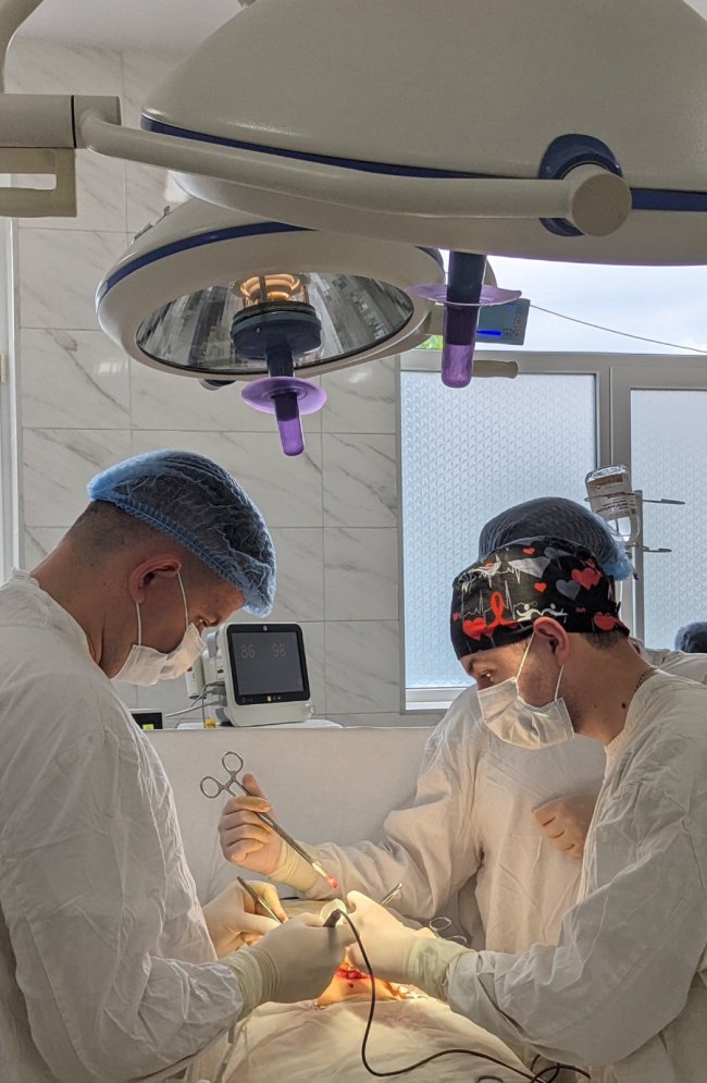 Волинські медики зробили складну унікальну операцію пацієнту з гігантською грижею. ФОТО