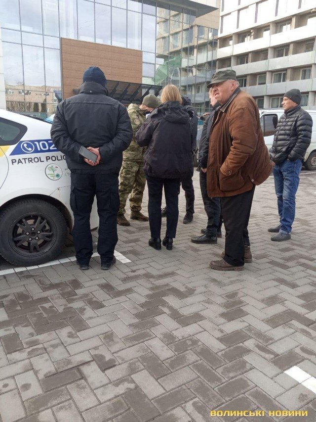 Луцькі патрульні затримали чоловіка у військовому з мачете