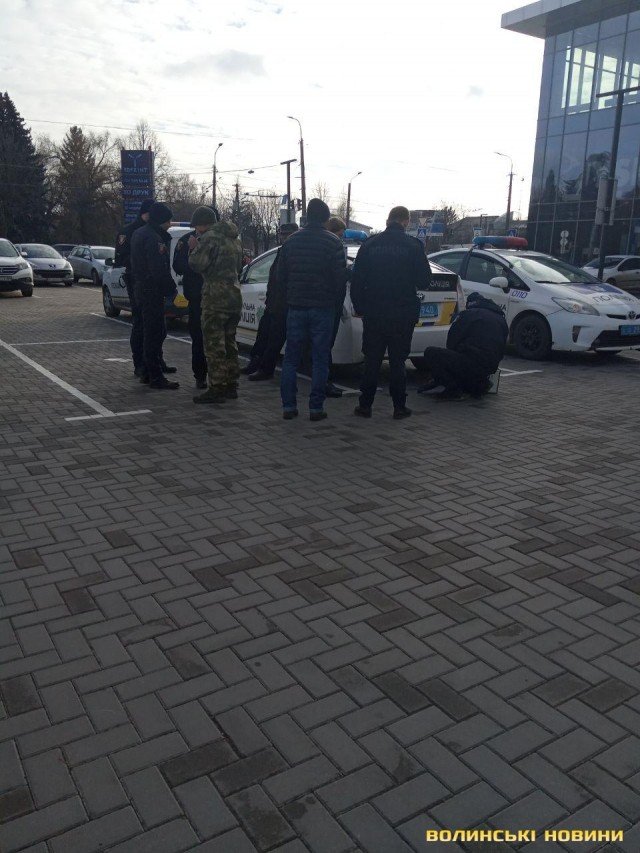 Луцькі патрульні затримали чоловіка у військовому з мачете