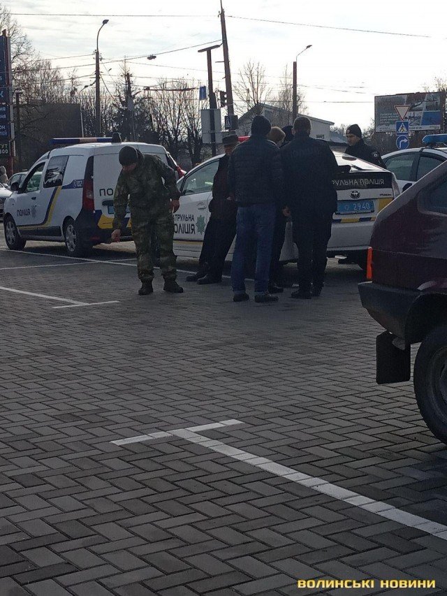 Луцькі патрульні затримали чоловіка у військовому з мачете