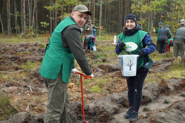 Іван Туревич і Оксана Баран садять ліс, фото: facebook/polisyalg