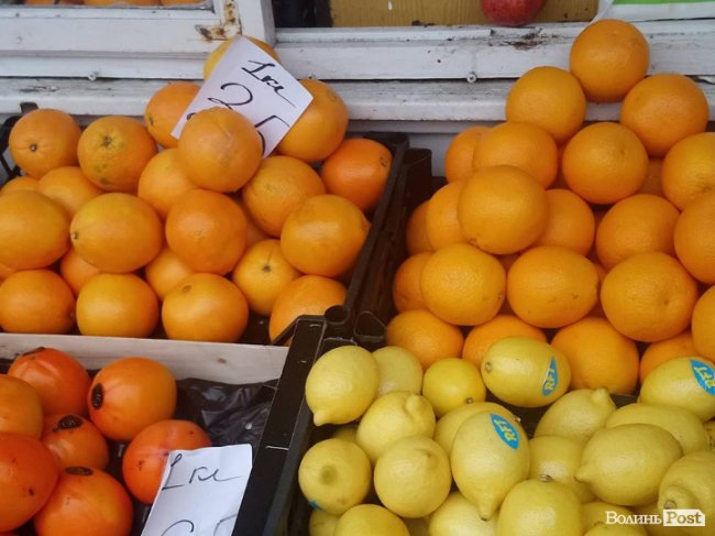 Від і до: скільки у Луцьку коштують перші мандарини. ФОТО