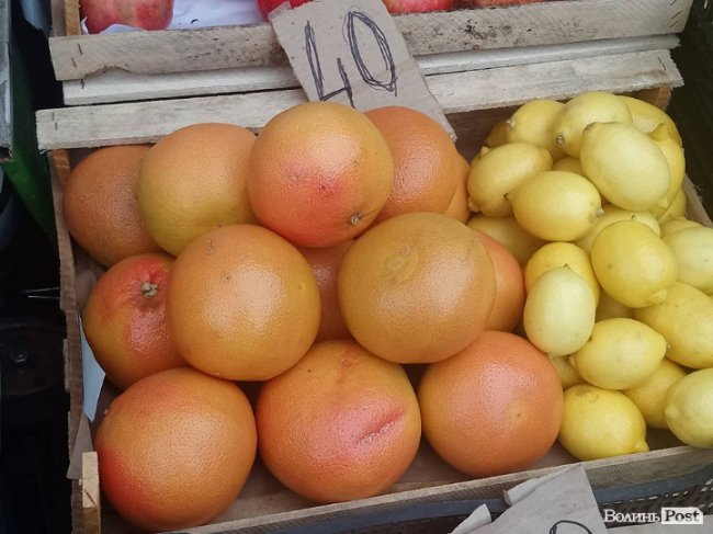 Від і до: скільки у Луцьку коштують перші мандарини. ФОТО