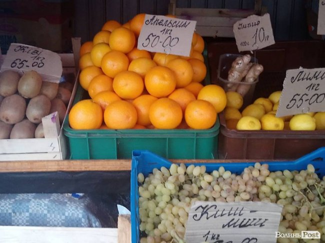 Від і до: скільки у Луцьку коштують перші мандарини. ФОТО