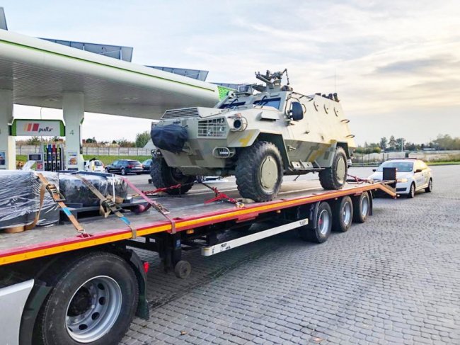 Волинські поліцейські супроводжували до місця випробування новий панцерник. ФОТО