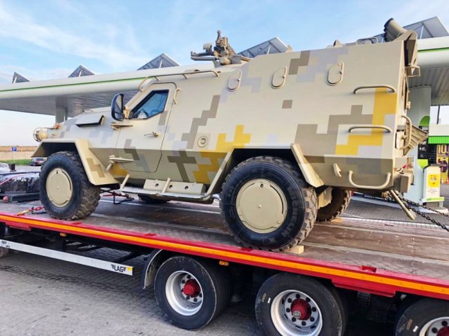 Волинські поліцейські супроводжували до місця випробування новий панцерник. ФОТО