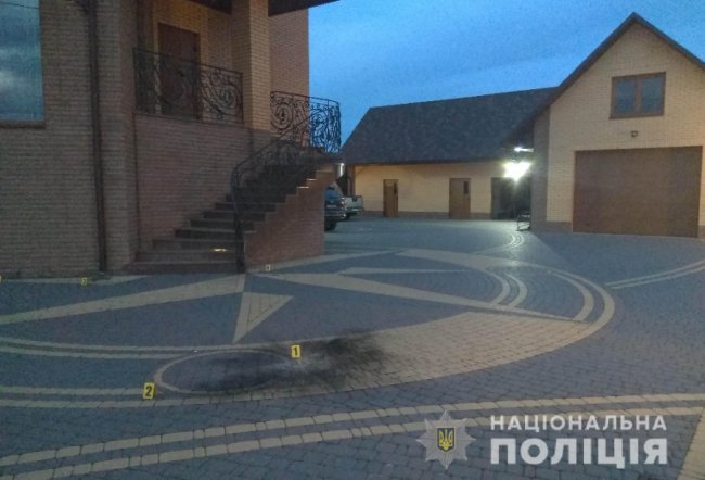 У травні 2019-го року на подвір’я депутата Волинської облради Анатолія Буська невідомі кинули гранату. Фото з місця події