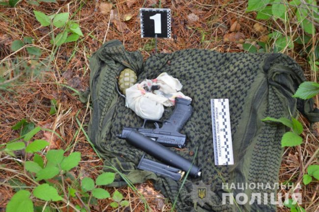 Зброя, яку правоохоронці знайшли у лісі. Фото з місця події
