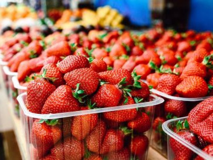 На Волині продають першу полуницю та розсаду: огляд цін