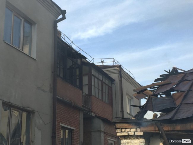 Вогонь масштабної пожежі біля Луцькради пошкодив сусідній будинок