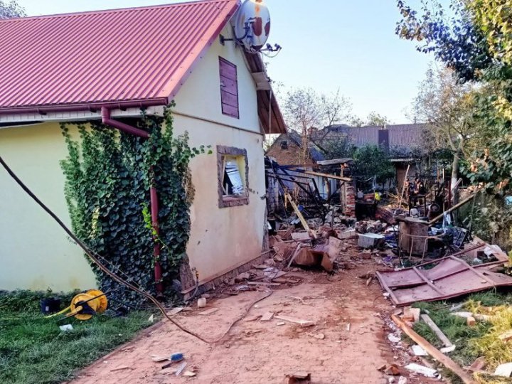 На подвір’ї лучанки після нічної атаки - згарище: люди оглядають збитки від атаки російських дронів