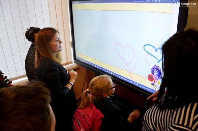 Двом луцьким гімназіям подарували інтерактивні панелі. ФОТО