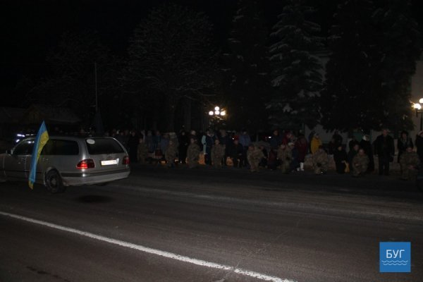 Володимир-Волинський: Героя зустрічали на колінах