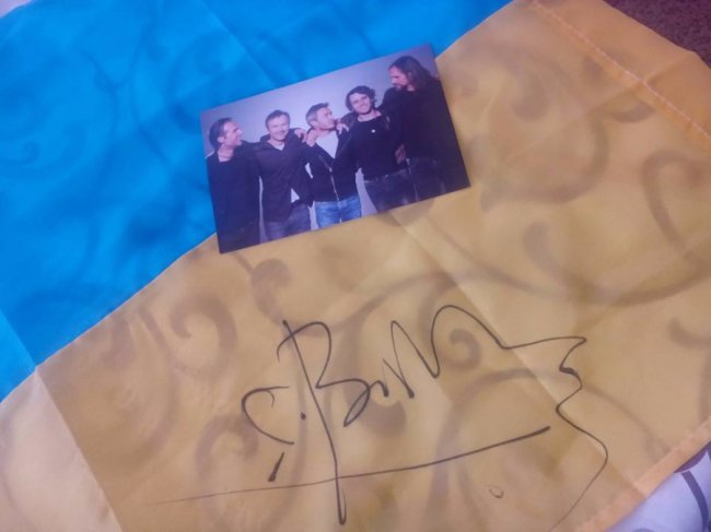 Атовець продає прапор із підписом Вакарчука заради життя маленької волинянки