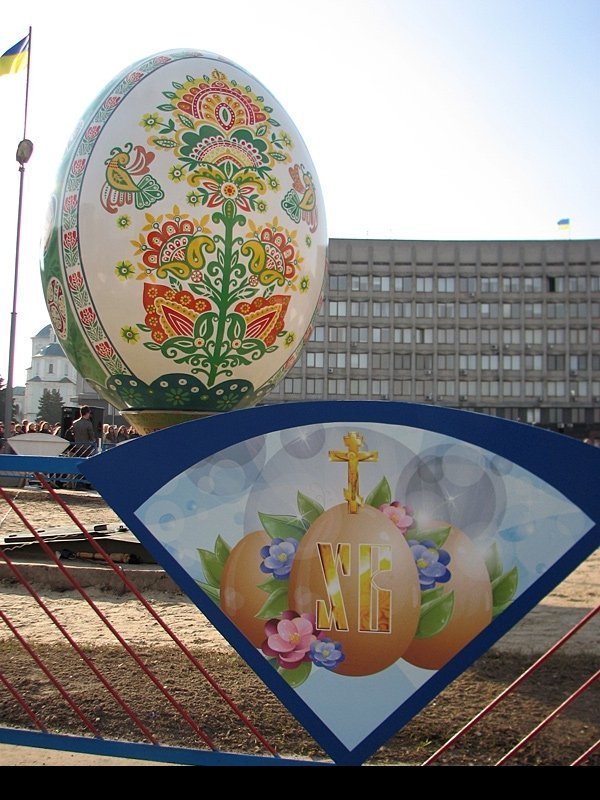 Диво-писанка у Сумах. Фото risu.org.ua