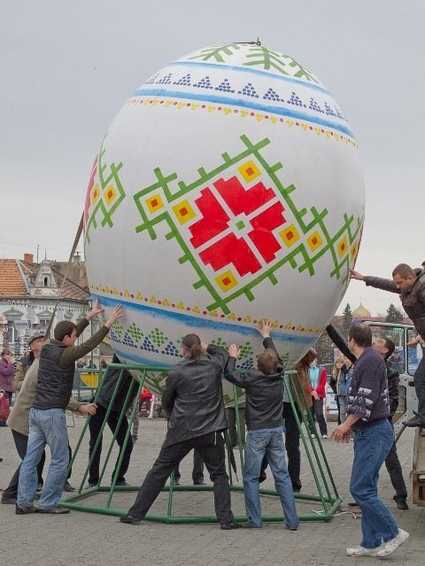 Диво-писанка в Ужгороді. Фото zakarpattya.net.ua