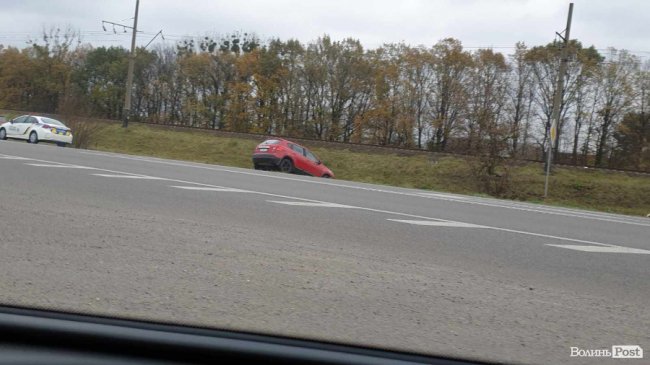 Біля Луцька сталася ДТП, автівка злетіла в кювет. ФОТО
