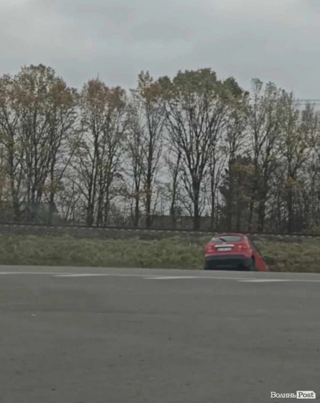 Біля Луцька сталася ДТП, автівка злетіла в кювет. ФОТО