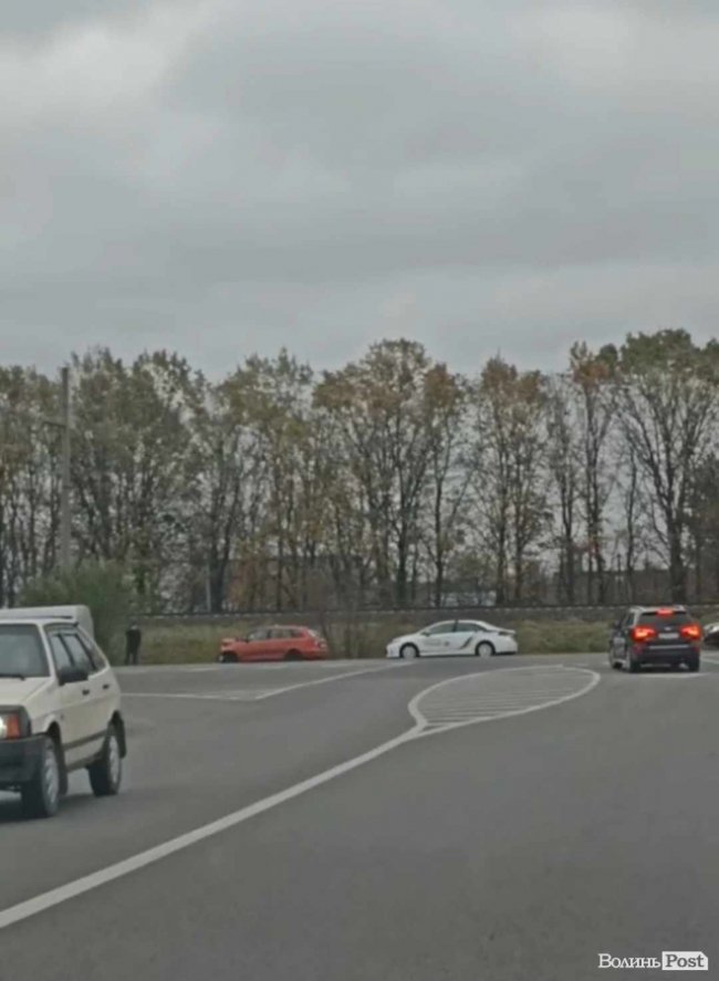 Біля Луцька сталася ДТП, автівка злетіла в кювет. ФОТО