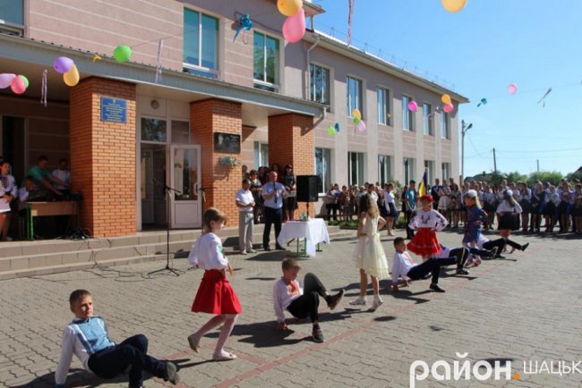 Волинські випускники зворушливо подякували вчительці