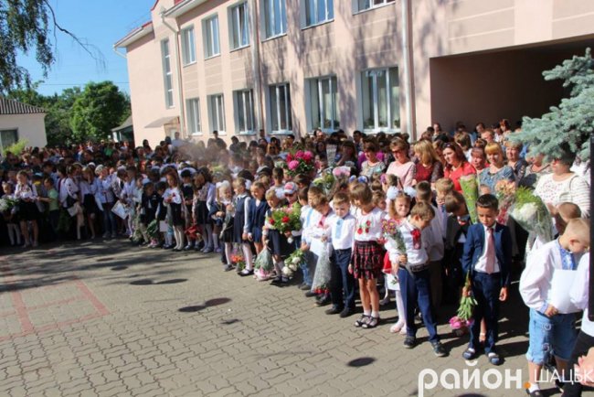 Волинські випускники зворушливо подякували вчительці