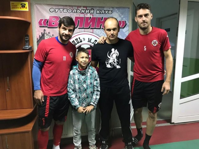 «Мрія дитини»: син загиблого луцького прикордонника зустрівся з футбольною командою. ФОТО