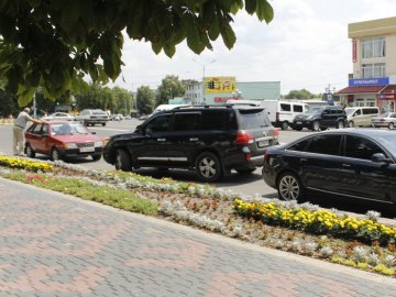 Одіозний волинський депутат припаркувався на зустрічній смузі руху. ФОТО