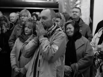 «Він для всіх нас зробив дуже багато»: у Луцьку попрощались з воїном Олександром Мартинюком  