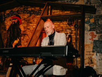 Юрій Іздрик розповів про ню-зйомки, статус секс-символа та дитячі спогади про Луцьк