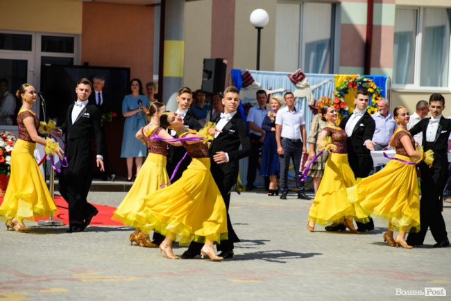 130 випускників луцьких шкіл урочисто отримали медалі: як це було. ФОТОРЕПОРТАЖ