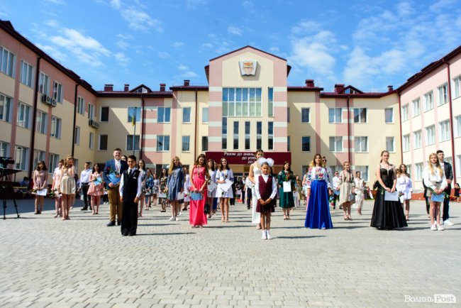 130 випускників луцьких шкіл урочисто отримали медалі: як це було. ФОТОРЕПОРТАЖ