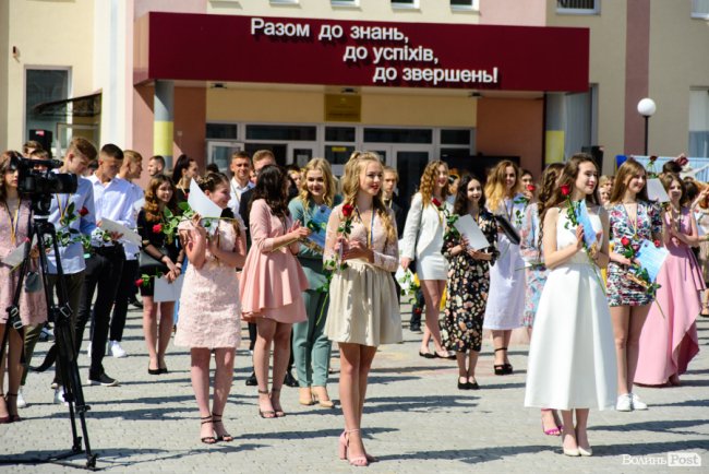 130 випускників луцьких шкіл урочисто отримали медалі: як це було. ФОТОРЕПОРТАЖ