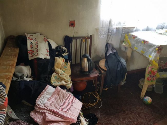 Антисанітарія та купа мотлоху: на Ківерцівщині перевірили умови проживання дітей у кризових сім'ях. ФОТО