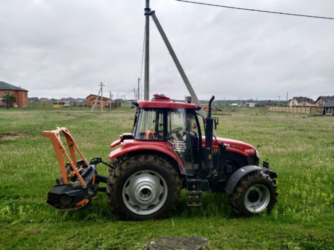 У селі поблизу Луцька прибирають узбіччя за допомогою диво-техніки. ФОТО