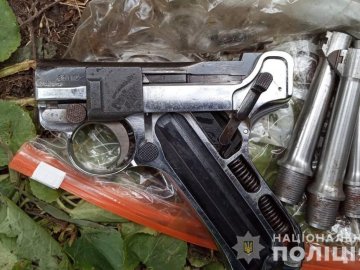 На дачі у лучанина знайшли десятки одиниць зброї та сотні боєприпасів. ФОТО