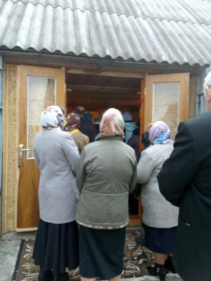 У селі на Волині священик УПЦ МП облаштував «церкву» у своєму гаражі. ФОТО