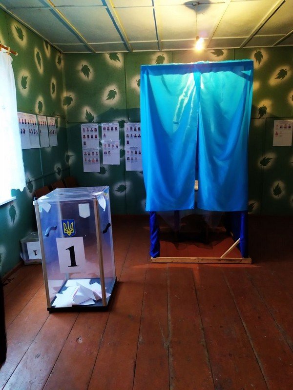 На Волині член ДВК проголосував за межами кабінки
