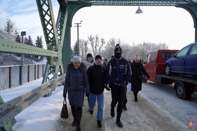У Володимир привезли Вифлеємський вогонь миру: його передадуть військовим. ФОТО