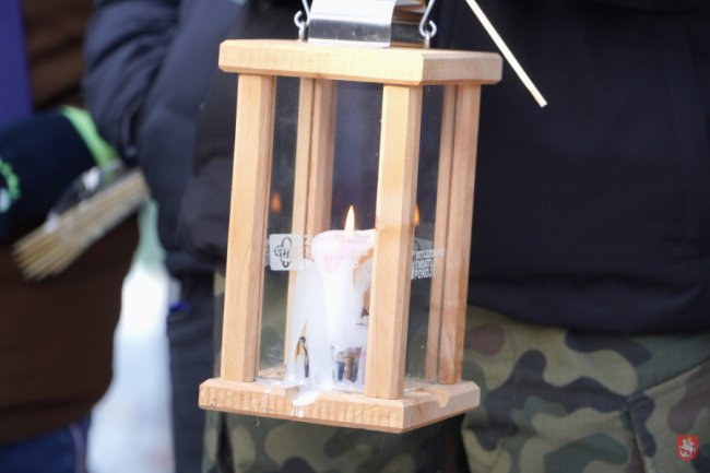 У Володимир привезли Вифлеємський вогонь миру: його передадуть військовим. ФОТО