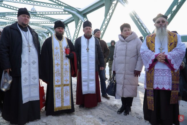 У Володимир привезли Вифлеємський вогонь миру: його передадуть військовим. ФОТО