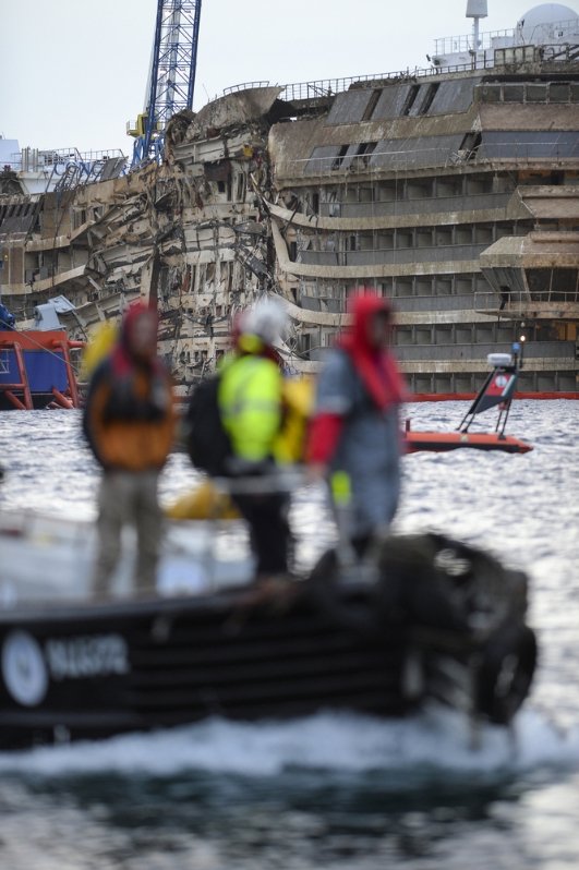 Як піднімали затонулий круїзний лайнер. ФОТО