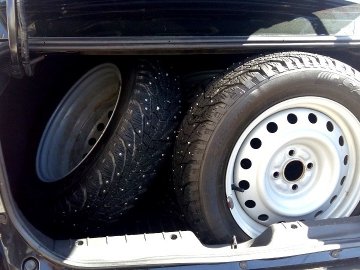 На Волині з багажника авто «свиснули» колеса