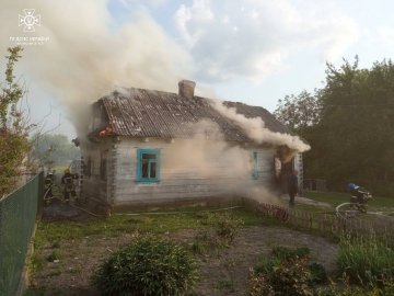 На Волині горіли житловий будинок та господарські споруди