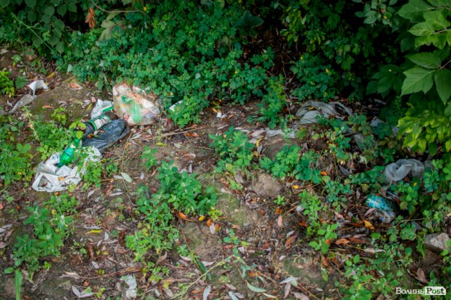 Сумна історія з-під луцького мосту: на березі Стиру «зачаїлися» купи сміття