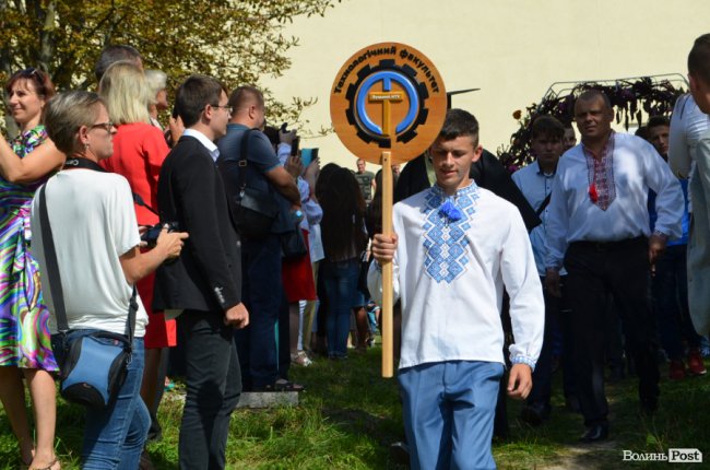 Танець від ректора і завдання від губернатора: як у луцькому «політесі» першачків зустрічали. ФОТО