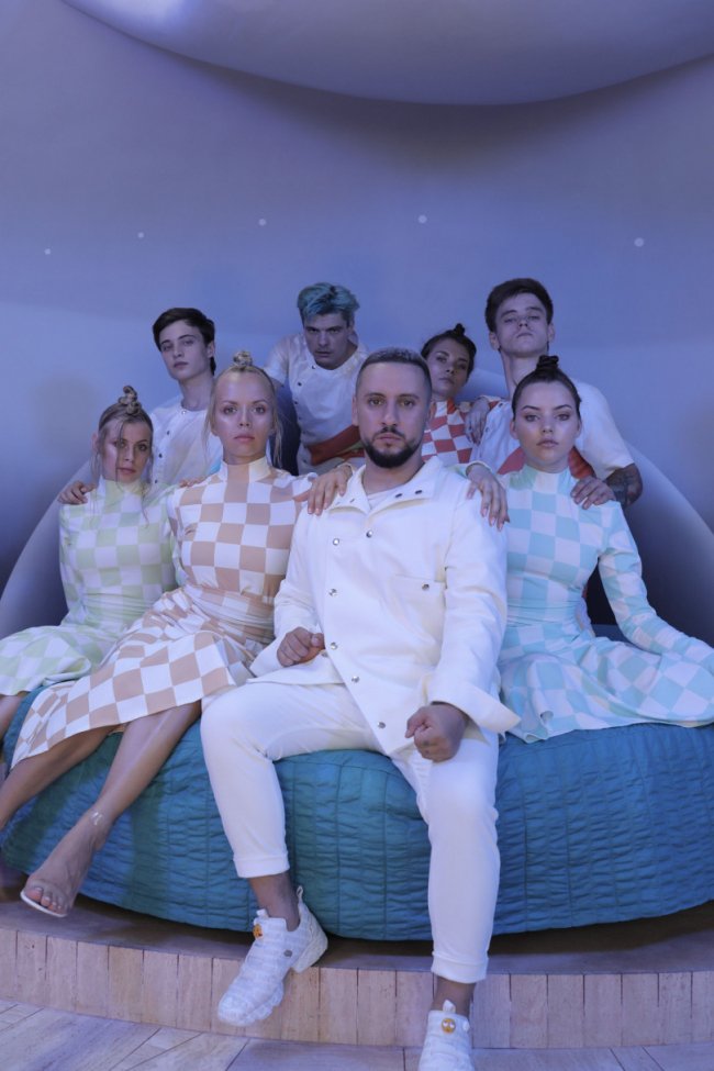 MONATIK і Надя Дорофєєва в купальнику прикрасили обкладинку відомого глянцю