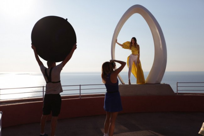 MONATIK і Надя Дорофєєва в купальнику прикрасили обкладинку відомого глянцю